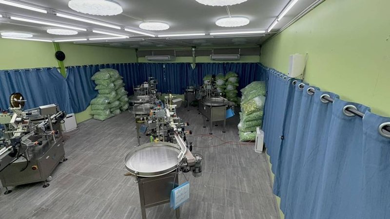 ทลายโรงงานเถื่อน ยาดมยี่ห้อดัง หลังมีข่าวพบปนเปื้อน ของกลางกว่า 2 ล้านชิ้น 