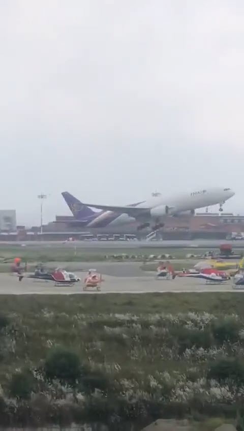 ชอตสุดระทึก การบินไทย เร่งเครื่องทะยานขึ้นฟ้า ฝ่าฉากจราจล ม็อบ Gen Z เนปาล