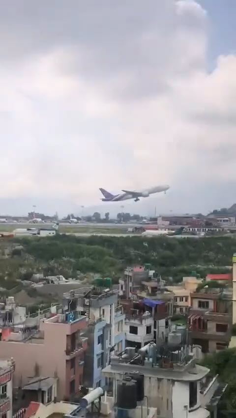 ชอตสุดระทึก การบินไทย เร่งเครื่องทะยานขึ้นฟ้า ฝ่าฉากจราจล ม็อบ Gen Z เนปาล