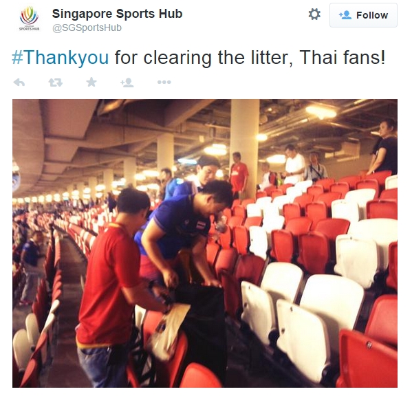 แฟนบอลไทย ช่วยเก็บขยะ