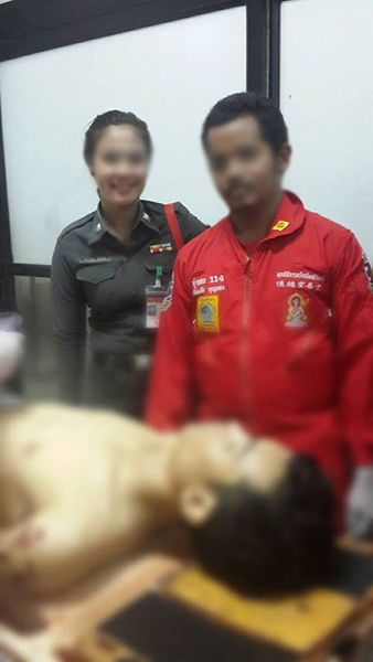 กู้ภัยถ่ายรูปกับศพ