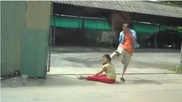 คลิปผัวโหดเตะก้านคอเมีย