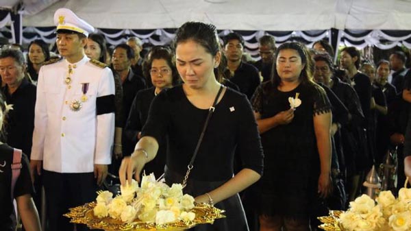 พิธีเผาดอกไม้จันทน์