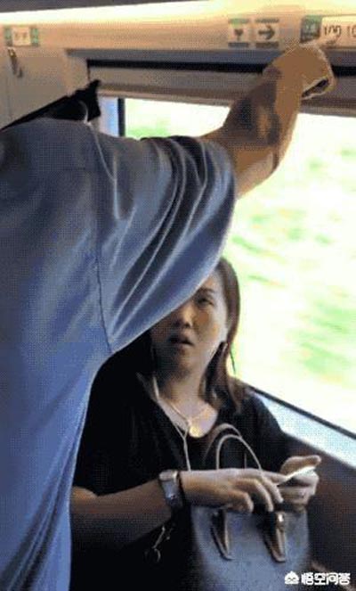 คลิปสาวจีนแย่งที่นั่งบนคนอื่นบนรถไฟ