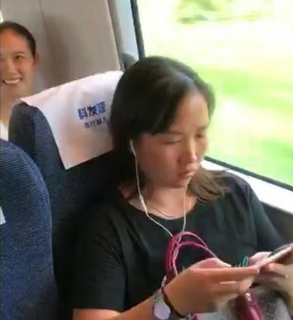 คลิปสาวจีนแย่งที่นั่งบนคนอื่นบนรถไฟ