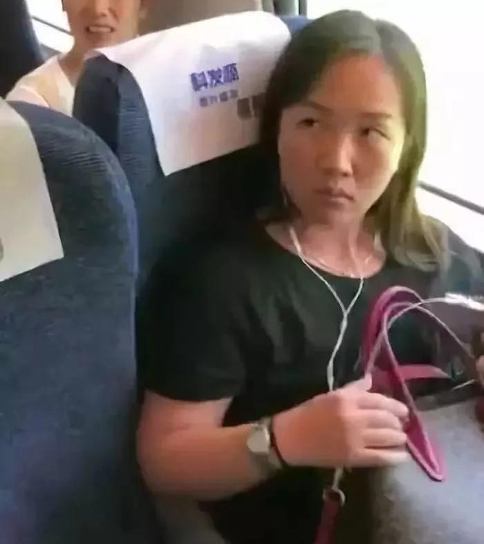 คลิปสาวจีนแย่งที่นั่งบนคนอื่นบนรถไฟ