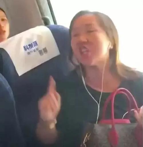 คลิปสาวจีนแย่งที่นั่งบนคนอื่นบนรถไฟ