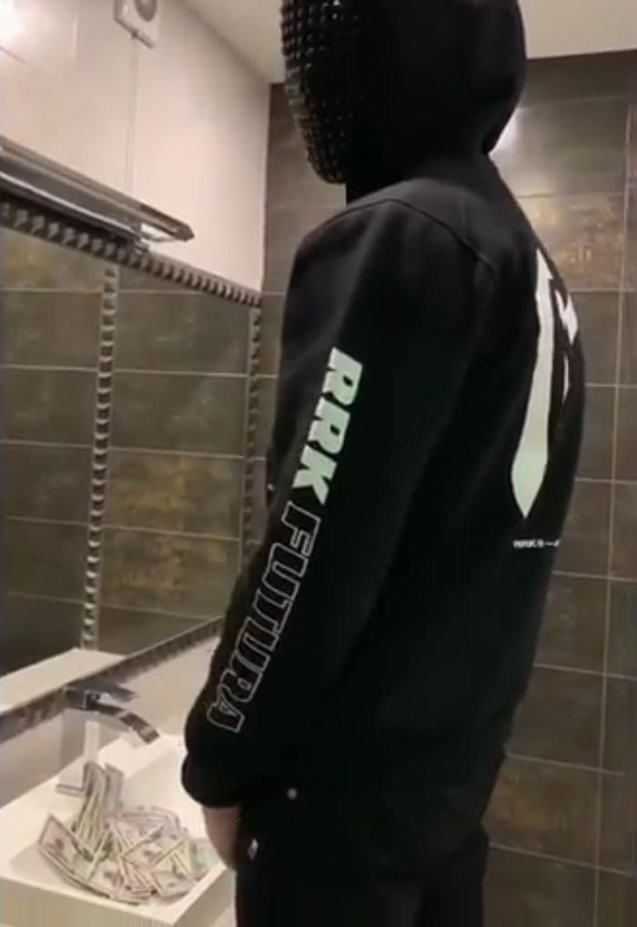 ลูกเศรษฐีรัสเซียโชว์ฉี่ใส่เงิน