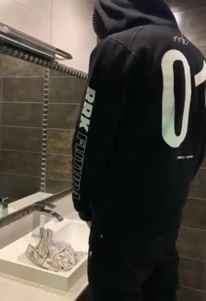 ลูกเศรษฐีรัสเซียโชว์ฉี่ใส่เงิน