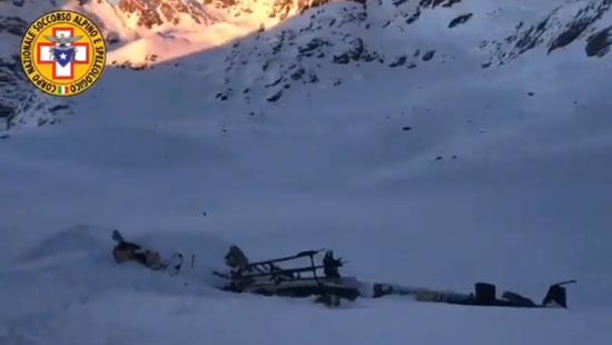 คลิปนาทีเครื่องบินชนเฮลิคอปเตอร์