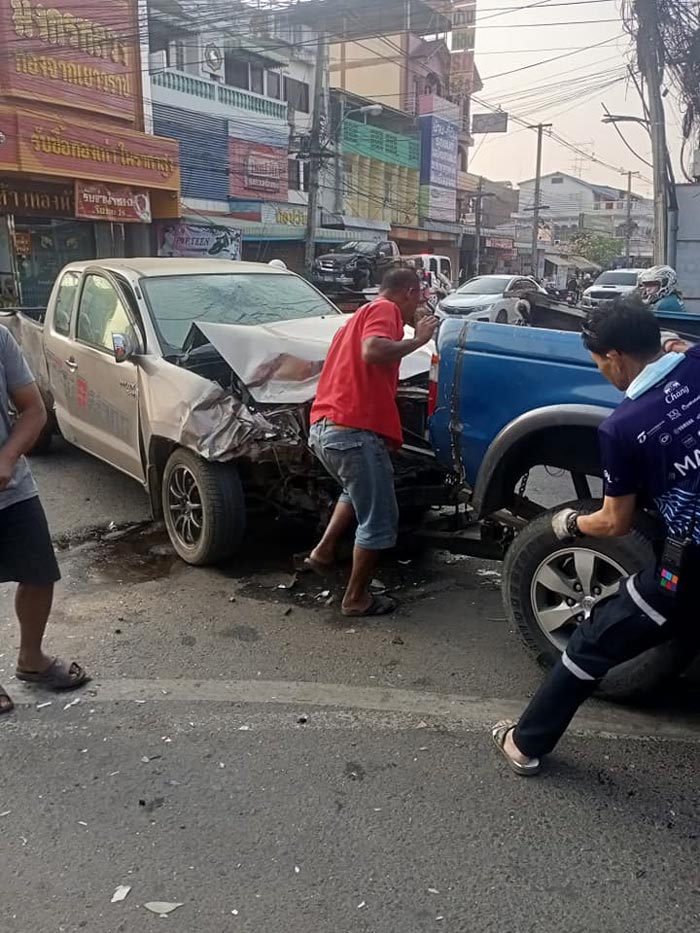 รถชนกลางสี่แยก