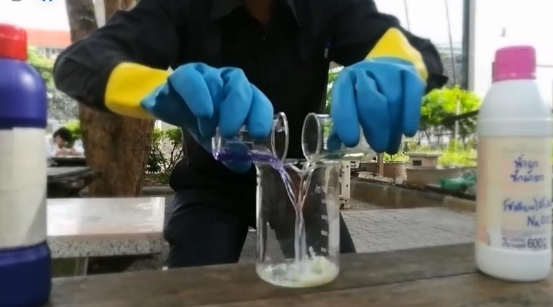 ไฮเตอร์ผสมน้ำยาล้างห้องน้ำ