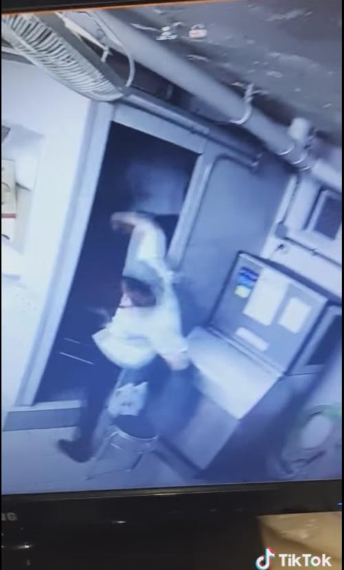 หนุ่มเซเว่นเตะ ตูน บอดี้สแลม