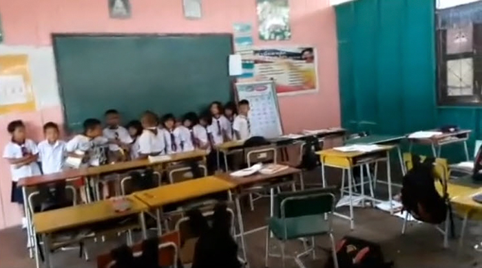 เด็กเข้าแถวหน้ากระดาน