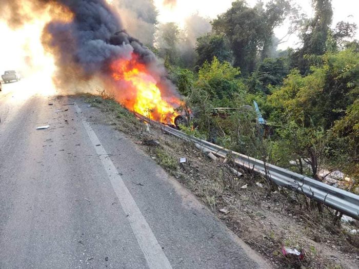 รถชนไฟลุกท่วมคัน