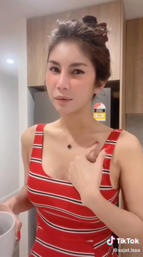 นูร ซาญัต ไฮโซสาวประเภทสอง