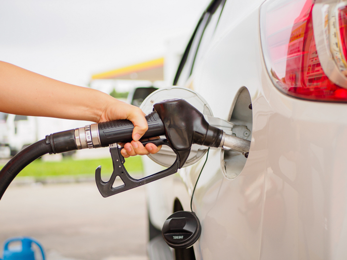 รถหลวงเติมน้ำมันเอง