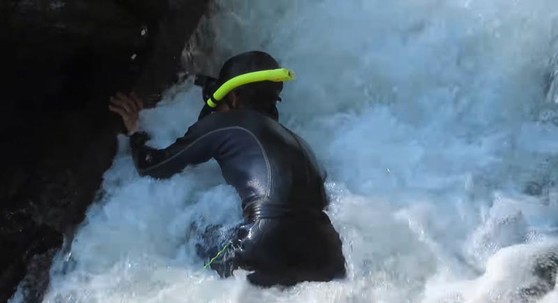 งมแหวนในน้ำตก