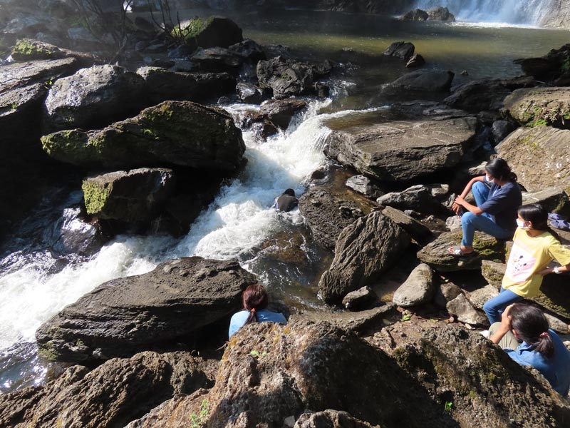 งมแหวนในน้ำตก