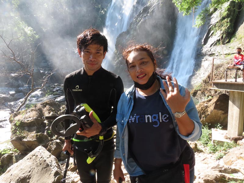 งมแหวนในน้ำตก