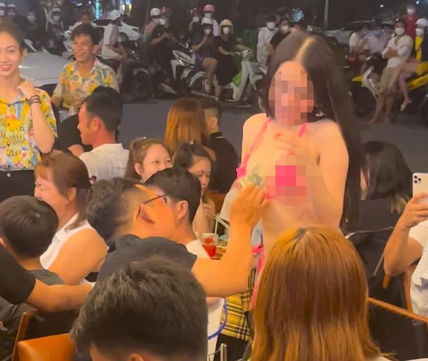 ปาร์ตี้บิกินี่ ในร้านอาหาร