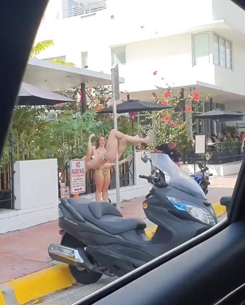 สาวบิกินี่ เต้นรูดเสา