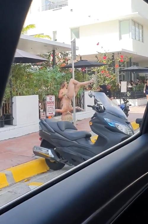 สาวบิกินี่ เต้นรูดเสา