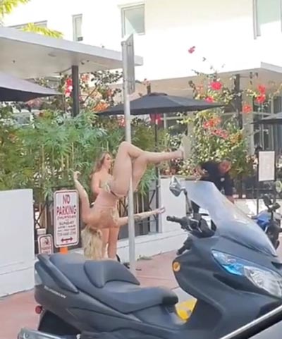 สาวบิกินี่ เต้นรูดเสา