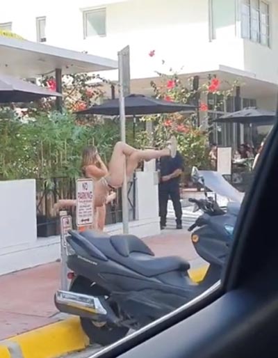 สาวบิกินี่ เต้นรูดเสา