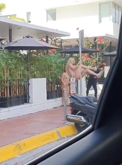 สาวบิกินี่ เต้นรูดเสา