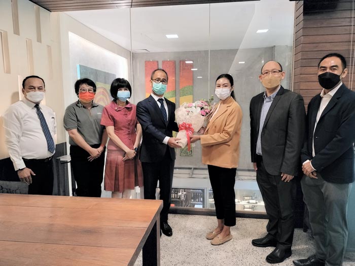 พนักงานศูนย์ขับรถชน