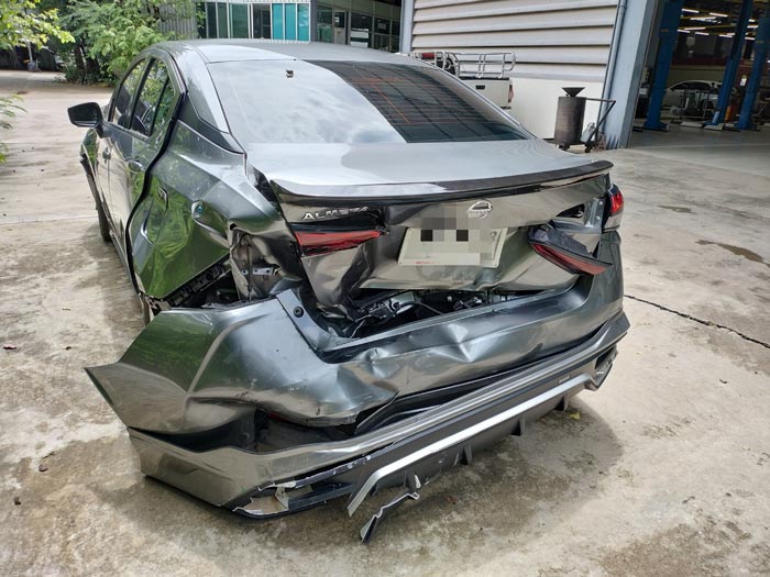 พนักงานศูนย์ขับรถชน