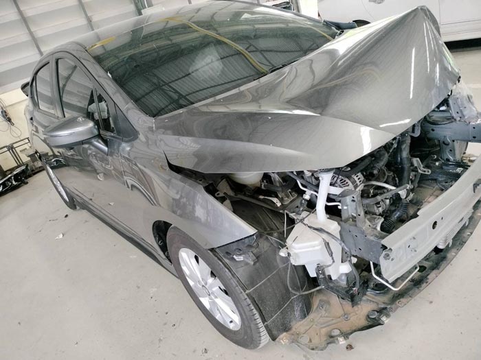 พนักงานศูนย์ขับรถชน