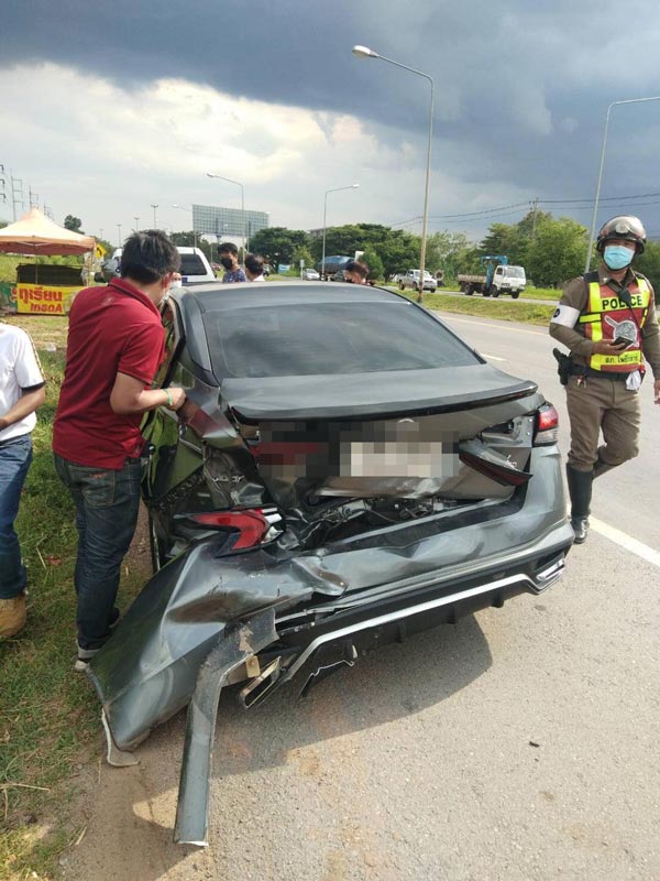 พนักงานศูนย์ขับรถชน