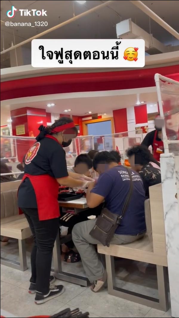 พนักงานสุกี้ตี๋น้อย