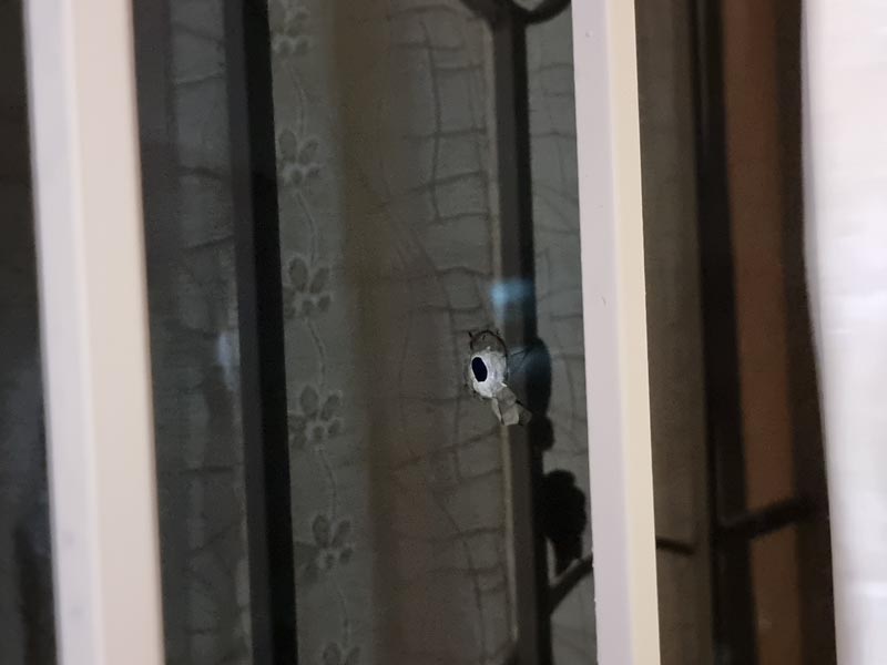 มือปริศนา ยิงกระจกบ้าน