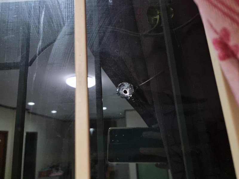 มือปริศนา ยิงกระจกบ้าน