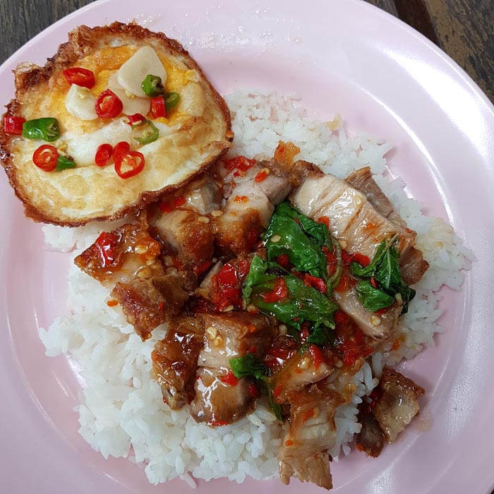 กะเพราหมูกรอบ ไข่ดาว