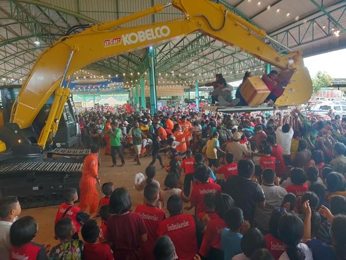 โปรยทานเงินแสน