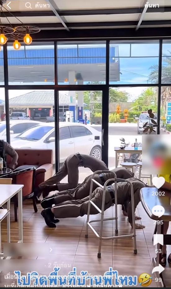 ตำรวจลงโทษรุ่นน้อง กลางร้านกาแฟ