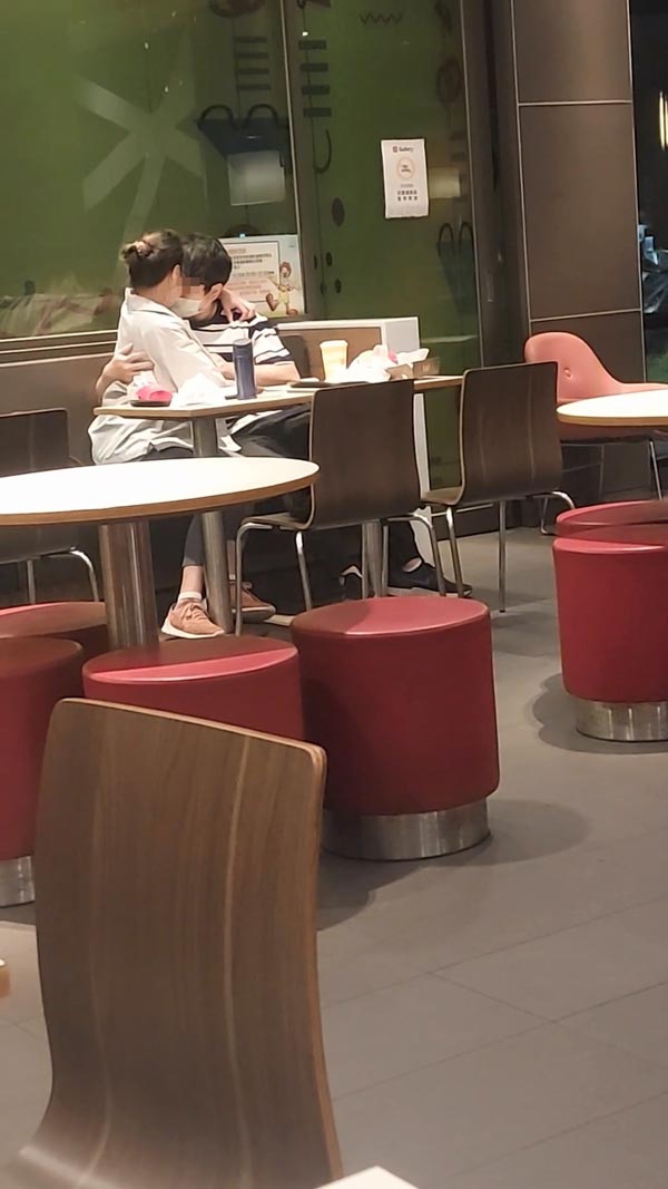 คู่รักจูบในร้านอาหาร