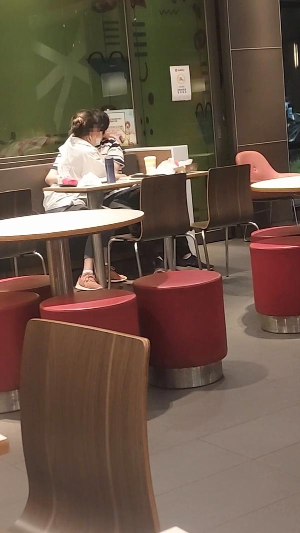 คู่รักจูบในร้านอาหาร