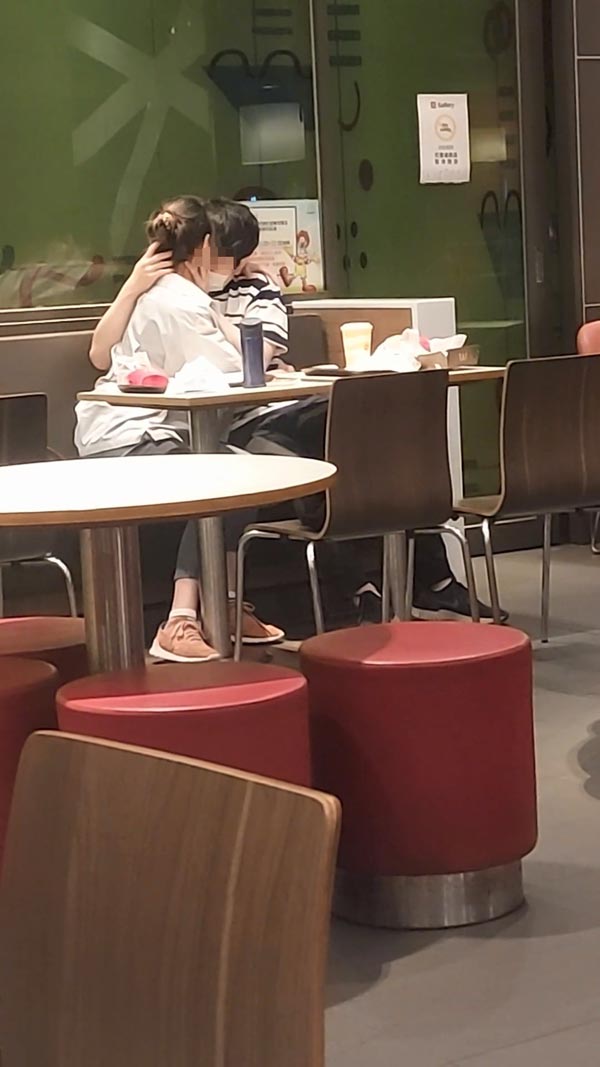 คู่รักจูบในร้านอาหาร