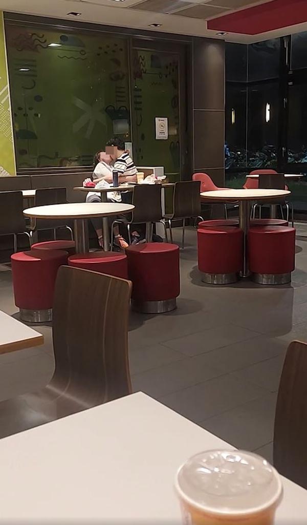 คู่รักจูบในร้านอาหาร