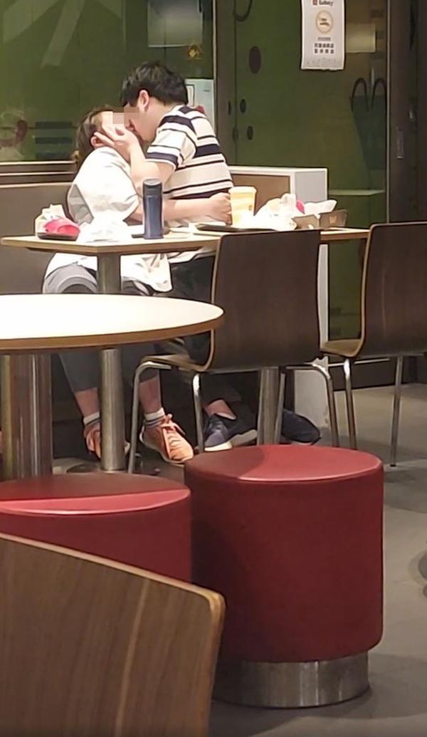 คู่รักจูบในร้านอาหาร