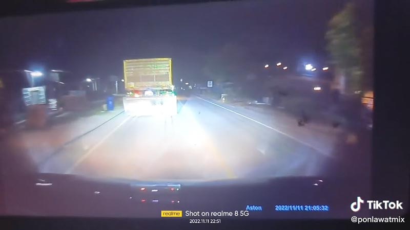 เด็กเดินตัดหน้ารถ