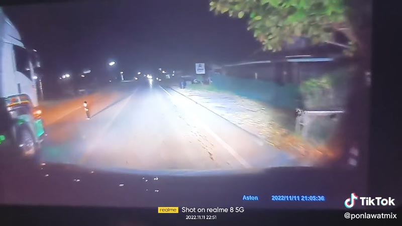 เด็กเดินตัดหน้ารถ