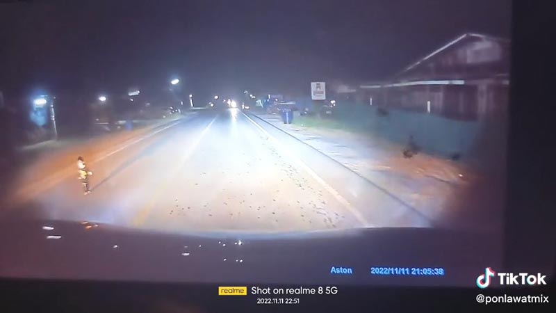 เด็กเดินตัดหน้ารถ