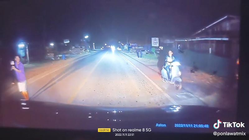 เด็กเดินตัดหน้ารถ