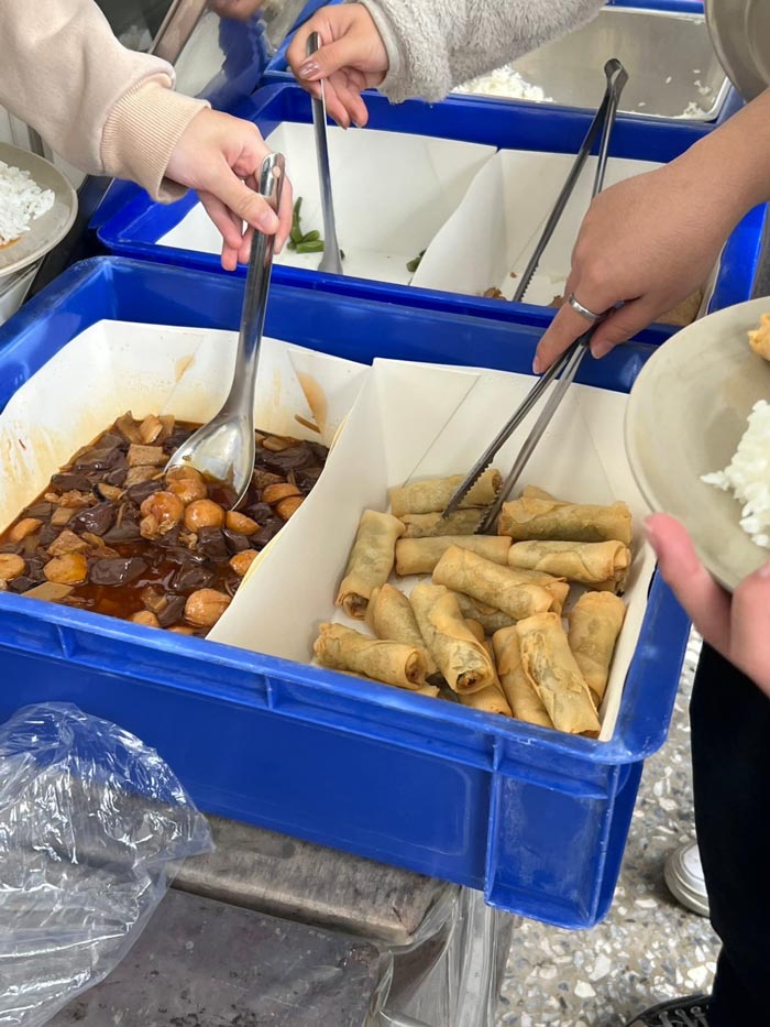 อาหารกลางวันโรงเรียน